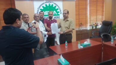 The workers of Kisan Sabha submitted a memorandum to the CEO of Yamuna Authority