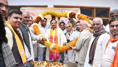 गांव चलो अभियान के तहत जेवर विधानसभा के कई गांवों सहित बागपुर व सलेमपुर गांव में पहुंचे सांसद डॉ. महेश शर्मा का हुआ जोरदार स्वागत 17 IMG 20240306 WA0006