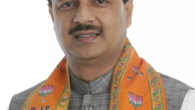 Breaking News : 25 साल का इंतजार, चार सरकारें, दर्जनों फाइलें और अनगिनत अड़चनें… आखिर उड़ान भरने जा रहा नोएडा इंटरनेशनल एयरपोर्ट, डॉ. महेश शर्मा की भूमिका रही निर्णायक, 150 किलोमीटर नियम हटाने में निभाई अहम भूमिका, राजनीतिक इच्छाशक्ति और प्रशासनिक प्रयासों का परिणाम 7 1220866 dr mahesh sharma biography hindi