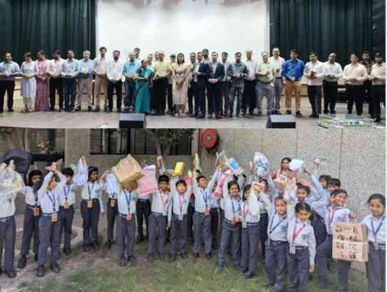 Greater Noida Authority News : पृथ्वी दिवस पर ग्रेटर नोएडा में जागरुकता की लहर, सेमिनार से लेकर स्कूलों तक चला संदेश, ‘कूड़ा सेग्रिगेशन’ बना मुख्य विषयग्रेटर नोएडा प्राधिकरण, ब्लू प्लेनेट और एचसीएल फाउंडेशन ने किया पर्यावरण संरक्षण का संदेश प्रसारित, 3000 से ज्यादा परिवारों को किया गया जागरूक 1 JPEG 20250423 145744 3265667205026386757 converted