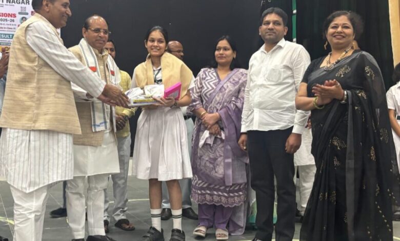 DPS NTPC News : शैक्षणिक उत्कृष्टता की चमक से दमका डीपीएस एनटीपीसी विद्युत नगर का मंच, टॉपर्स के अलंकरण समारोह में बजी तालियाँ और बरसे सम्मान 1 IMG 20250516 WA0058 1024x900 1
