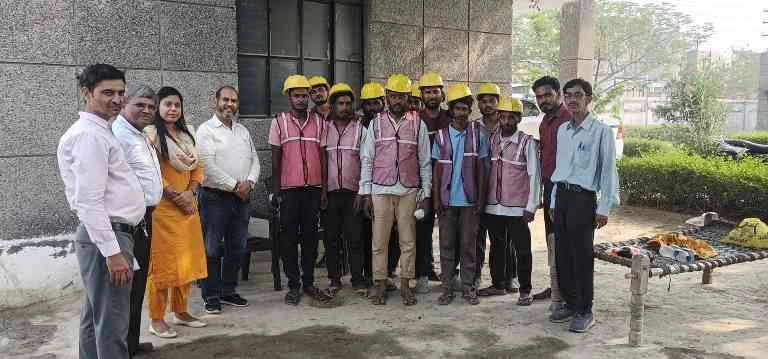Greater Noida Authority News : "श्रम ही सम्मान है", ग्रेटर नोएडा प्राधिकरण ने श्रमिक दिवस पर श्रमिकों को दिया सम्मान, सीवर कर्मियों को बांटे सुरक्षा उपकरण, ACEO प्रेरणा सिंह ने और OSD अभिषेक पाठक और बढ़ाया हौसला 2 JPEG 20250502 110509 2140967120592509547 converted