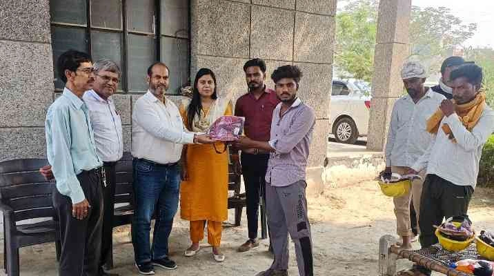 Greater Noida Authority News : "श्रम ही सम्मान है", ग्रेटर नोएडा प्राधिकरण ने श्रमिक दिवस पर श्रमिकों को दिया सम्मान, सीवर कर्मियों को बांटे सुरक्षा उपकरण, ACEO प्रेरणा सिंह ने और OSD अभिषेक पाठक और बढ़ाया हौसला 1 JPEG 20250502 110509 5046829650481377683 converted