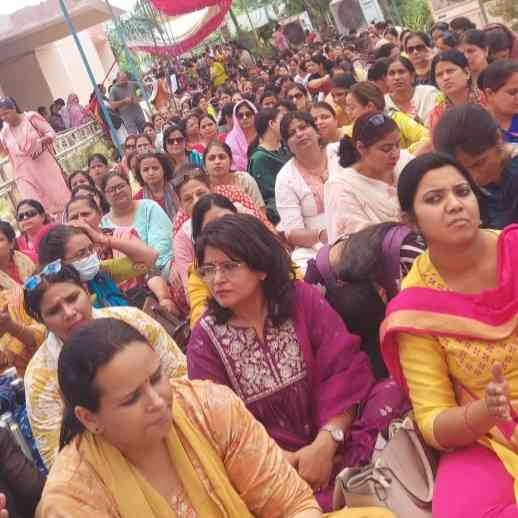 Shikshak Aanadlan News : “पुरानी पेंशन दो या संघर्ष लो!”, गौतमबुद्धनगर में गूंजा शिक्षकों का हुंकार, हजारों शिक्षक बीएसए कार्यालय पर धरने पर डटे, सरकार से बोले – अब नहीं सहेंगे अपमान 3 JPEG 20250502 110509 6537871851098453611 converted