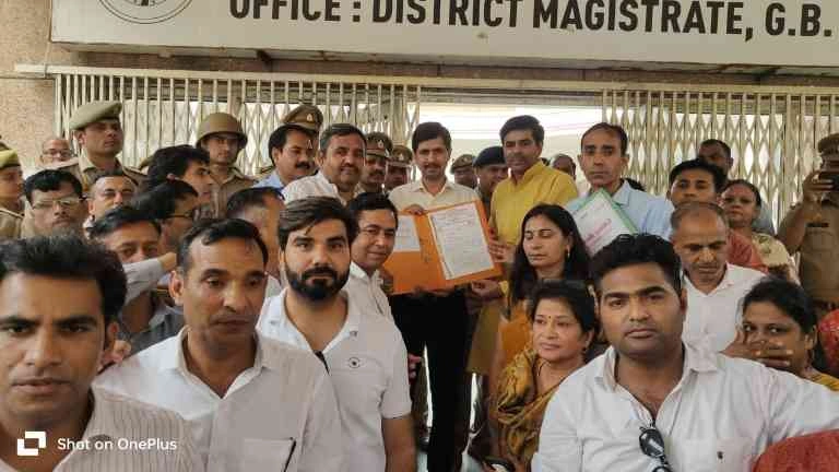 Shikshak Aanadlan News : “पुरानी पेंशन दो या संघर्ष लो!”, गौतमबुद्धनगर में गूंजा शिक्षकों का हुंकार, हजारों शिक्षक बीएसए कार्यालय पर धरने पर डटे, सरकार से बोले – अब नहीं सहेंगे अपमान 1 JPEG 20250502 110509 8106138976598464820 converted