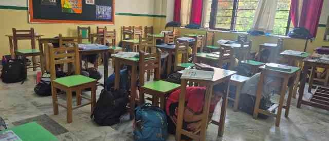Samsara World School News : "आपातकालीन स्थिति से निपटने के लिए समसारा विद्यालय में मॉक ड्रिल और विशेष प्रार्थना सभा का आयोजन, छात्रों ने दिखाई सतर्कता", डेस्क के नीचे छिपे छात्र, किया सर की सुरक्षा का अभ्यास 2 JPEG 20250507 221544 8900774871741003045 converted