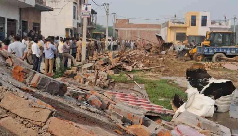 Greater Noida Authority News : 12 करोड़ की जमीन पर नहीं चलेगा कब्जा, ग्रेटर नोएडा प्राधिकरण ने देवला में अवैध निर्माण पर चलाया बुल्डोजर, फार्म हाउस और प्लॉट ढहाए, कालोनाइज़रों में मचा हड़कंप 1 JPEG 20250508 182121 4388746109729459592 converted