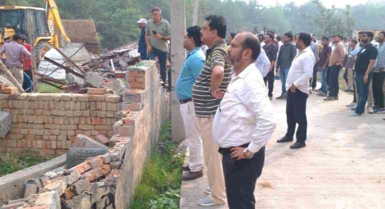Greater Noida Authority News : 12 करोड़ की जमीन पर नहीं चलेगा कब्जा, ग्रेटर नोएडा प्राधिकरण ने देवला में अवैध निर्माण पर चलाया बुल्डोजर, फार्म हाउस और प्लॉट ढहाए, कालोनाइज़रों में मचा हड़कंप 3 JPEG 20250508 182121 4697079800175988984 converted