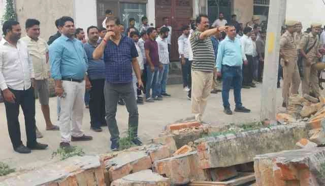Greater Noida Authority News : 12 करोड़ की जमीन पर नहीं चलेगा कब्जा, ग्रेटर नोएडा प्राधिकरण ने देवला में अवैध निर्माण पर चलाया बुल्डोजर, फार्म हाउस और प्लॉट ढहाए, कालोनाइज़रों में मचा हड़कंप 2 JPEG 20250508 182121 5181053205836422542 converted