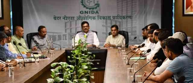 Greater Noida Authority News : 25 साल बाद बिरौंडा के 30 किसानों को मिला आबादी भूखंड, ड्रा प्रक्रिया की वीडियोग्राफी, विधायक धीरेंद्र सिंह बोले - प्राधिकरण की पारदर्शिता काबिल-ए-तारीफ, प्राधिकरण कार्यालय में हुआ आवंटन, किसानों ने जताया आभार, जल्द होगी लीज डीड की प्रक्रिया पूरी 2 JPEG 20250509 181849 2580337707656204825 converted