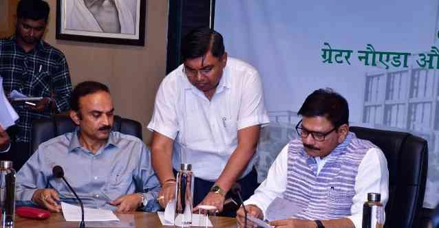 Greater Noida Authority News : 25 साल बाद बिरौंडा के 30 किसानों को मिला आबादी भूखंड, ड्रा प्रक्रिया की वीडियोग्राफी, विधायक धीरेंद्र सिंह बोले - प्राधिकरण की पारदर्शिता काबिल-ए-तारीफ, प्राधिकरण कार्यालय में हुआ आवंटन, किसानों ने जताया आभार, जल्द होगी लीज डीड की प्रक्रिया पूरी 3 JPEG 20250509 181849 3418146716850819295 converted