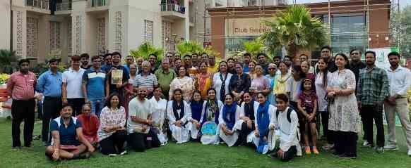 Greater Noida West News : अपशिष्ट प्रबंधन को लेकर मातृशक्ति ने दिखाई नई राह, गौरसौन्दर्यम सोसाइटी में जागरूकता कार्यशाला और नुक्कड़ नाटक से गूंजा ‘स्वच्छता का संदेश’ 1 JPEG 20250511 122246 3651125100578322762 converted