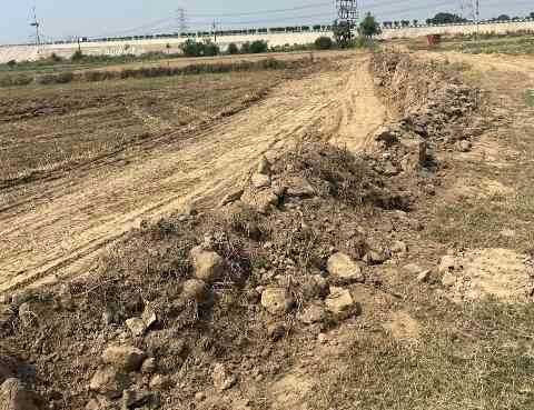 Dadri Bhumafia News : दादरी के चिटहेरा गांव में खसरा संख्या 306 से हुआ अवैध खनन, भूमाफिया तत्वों ने जेसीबी-डंपर से मिटाया रास्ता, ग्रामीणों में रोष, रास्ते के अस्तित्व को मिटा दिया गया 3 JPEG 20250511 174955 6630107893442315089 converted