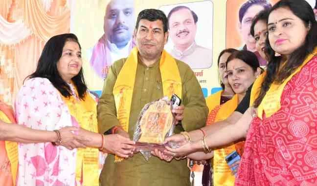 Sarv Bhartiya Brahaman Mahasabha News : "धर्म, संस्कृति और एकता का संगम, ग्रेटर नोएडा वेस्ट में भगवान परशुराम जन्मोत्सव समारोह में उमड़ा जनसैलाब, मुख्य अतिथि के रूप में डॉ. सुनील शांडिल्य राष्ट्रीय अध्यक्ष (सर्व भारतीय ब्राह्मण महासभा) व सांसद डॉ. महेश शर्मा और MLC श्रीचंद शर्मा ने बढ़ाया उत्साह 2 JPEG 20250511 205843 393420233168547960 converted