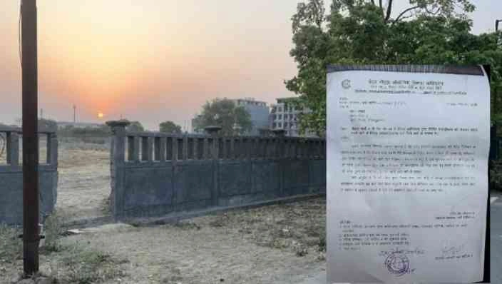 Greater Noida Authority News : "प्राधिकरण की दीवार गिरा के रास्ता बना दिया!, प्राधिकरण की संपत्ति से बिल्डर की मनमानी, ग्रेटर नोएडा के पाई-4 एबोनी एस्टेट में बाउंड्रीवाल तोड़ अवैध रास्ता तैयार, FIR की संस्तुति", बिल्डर नरेंद्र गुप्ता के खिलाफ FIR की संस्तुति 1 JPEG 20250512 161201 4267272600747570714 converted