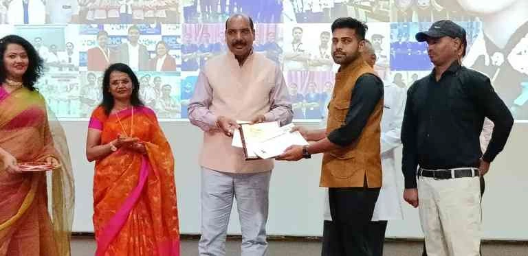 Sharda University News : "हमारी नर्स - हमारा भविष्य", शारदा अस्पताल में अंतरराष्ट्रीय नर्स दिवस का भव्य आयोजन, नर्सिंग स्टाफ के अदम्य साहस और समर्पण को किया गया सलाम 🏥 2 JPEG 20250514 214008 7114321174787940587 converted