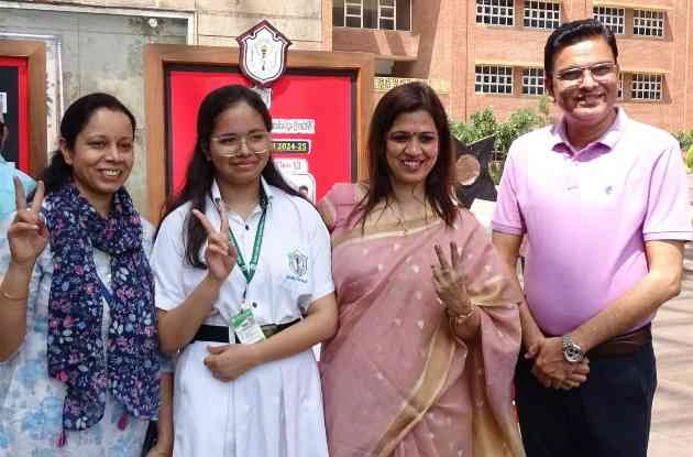 DPS School Knowledge Park 5 News : "सफलता की गाथा, DPS नॉलेज पार्क-V में टॉपर्स और अभिभावकों का भव्य सम्मान, परिवार और विद्यालय की एकता ने रचा इतिहास!", DPS का मंत्र, शिक्षा, संस्कार और सामुदायिक सहयोग!" 2 JPEG 20250514 223454 1621126061359238378 converted