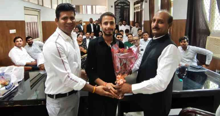 Surajpur Court News : "वकील का बेटा बना फौजी अफसर, शोभित खटाना की मेहनत ने छुआ आसमान, एनडीए में चयन पर बार एसोसिएशन ने किया शौर्य-सम्मान", अधिवक्ताओं ने किया फूल-मिठाई से अभिनंदन 1 JPEG 20250515 200442 3709053109894135390 converted