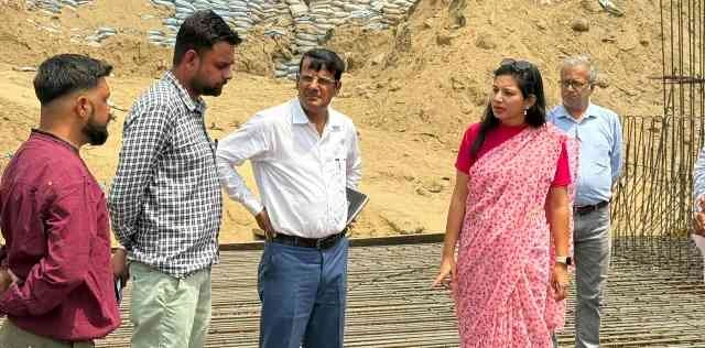 Greater Noida Authority News : "ग्रेटर नोएडा में विकास को मिली नई रफ्तार, एसीईओ प्रेरणा सिंह का ग्राउंड पर एक्शन, चार मूर्ति अंडरपास और शाहबेरी रोड का किया निरीक्षण", निर्माण कार्यों की धीमी गति पर जताई नाराजगी 3 JPEG 20250515 210816 2884192864182004920 converted