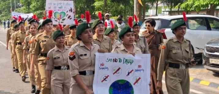 Sharda University News : "शारदा विश्वविद्यालय की नशा मुक्ति रैली, युवा कैडेटों ने उठाया समाज को जागरूक करने का जिम्मा", नशे के खिलाफ युवाओं की हुंकार” 1 JPEG 20250516 144216 5721376092813147413 converted