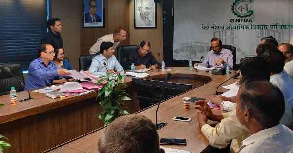 Greater Noida Authority News : रोजा याकूबपुर में लीज बैक के 57 प्रकरणों पर हुई सुनवाई, किसानों से लिए गए दस्तावेज और साक्ष्य, ग्रेटर नोएडा प्राधिकरण की आबादी व्यवस्थापन समिति कर रही है मामलों का निस्तारण, 24 मार्च से शुरू हुई प्रक्रिया 2 JPEG 20250516 201320 2257817905922194782 converted
