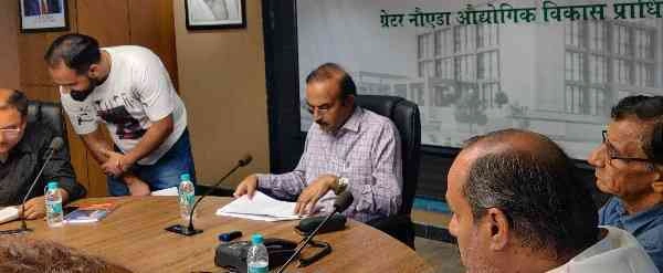 Greater Noida Authority News : रोजा याकूबपुर में लीज बैक के 57 प्रकरणों पर हुई सुनवाई, किसानों से लिए गए दस्तावेज और साक्ष्य, ग्रेटर नोएडा प्राधिकरण की आबादी व्यवस्थापन समिति कर रही है मामलों का निस्तारण, 24 मार्च से शुरू हुई प्रक्रिया 1 JPEG 20250516 201320 2943082597084553058 converted