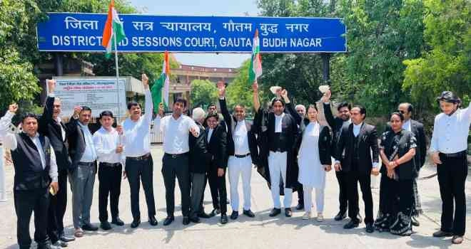 Advocate Council News : पाक प्रायोजित आतंकवाद के विरुद्ध भारतीय सेना की निर्णायक कार्रवाई के समर्थन में अधिवक्ता परिषद ने निकाली गर्व की ‘तिरंगा यात्रा’, वीर जवानों को किया नमन, तिरंगा यात्रा में दिखा वकीलों का उत्साह, देशभक्ति से गूंजा परिसर 1 JPEG 20250517 170218 5652658362218784818 converted