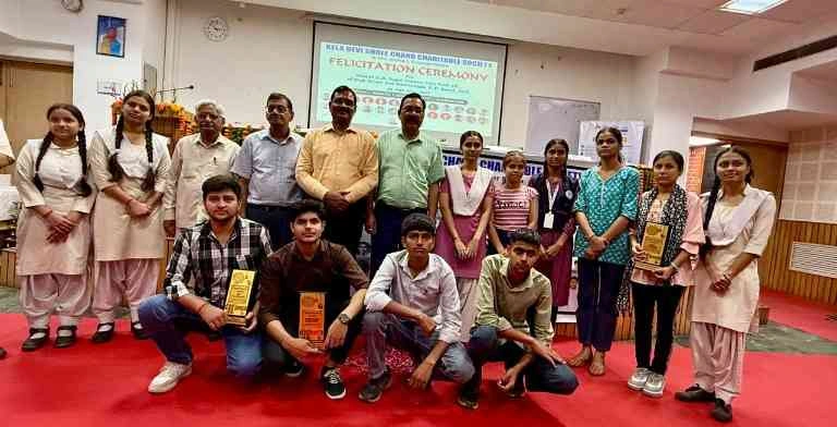Sharda University News : शारदा विश्वविद्यालय और चैरिटेबल सोसायटी का प्रेरक प्रयास, यूपी बोर्ड टॉपर्स को किया सम्मानित, छात्रों ने बटोरा प्रेरणा और प्रोत्साहन का उपहार 1 JPEG 20250518 213610 4798182989762436404 converted