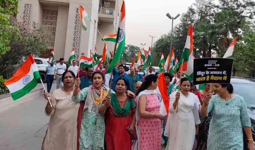 Greater Noida West News : "भारत माता की जयघोष से गूंजा गौरसौंदर्यम, तिरंगा शौर्य यात्रा में दिखा देशभक्ति का अद्भुत संगम", सोसाइटी की सड़कों पर निकली देशभक्ति की मिसाल 2 JPEG 20250519 102903 1493858661502933839 converted