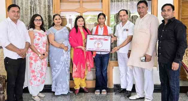Breaking News : अदिति नागर ने CBSE 10वीं में हासिल किए 99% अंक, महिला उन्नति संस्था ने किया 'नारी शक्ति सम्मान' से सम्मानित, IAS बनने का सपना, लक्ष्य के प्रति अटूट निष्ठा 1 JPEG 20250519 182155 5056540554614754228 converted