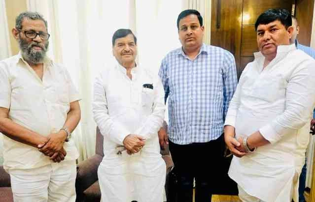 UP Breaking News : ग्रेटर नोएडा की राजनीति में हलचल, 2027 की बिसात पर गुर्जर समाज की सधी चाल, शिवपाल यादव से मुलाकात के बहाने समाजवादी नेताओं की रणनीतिक बैठक 1 JPEG 20250521 170848 2808781688018886234 converted
