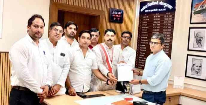 Corruption Free India News : तूफान से आम की फसल तबाह, किसानों को मुआवजा दिलाने को लेकर 'करप्शन फ्री इंडिया' संगठन सक्रियडीएम को सौंपा मुख्यमंत्री के नाम ज्ञापन, सर्वे और मुआवजे की मांग 2 JPEG 20250521 170848 3658009023225107605 converted