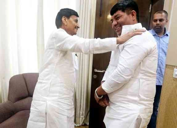 UP Breaking News : ग्रेटर नोएडा की राजनीति में हलचल, 2027 की बिसात पर गुर्जर समाज की सधी चाल, शिवपाल यादव से मुलाकात के बहाने समाजवादी नेताओं की रणनीतिक बैठक 2 JPEG 20250521 170848 5792459541820900589 converted