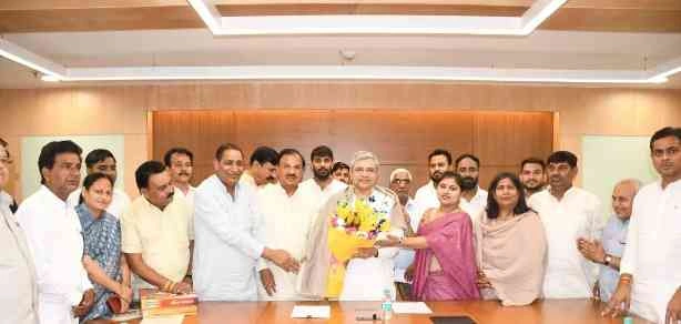Breaking News : दादरी रेलवे स्टेशन को जल्द मिल सकती है एक्सप्रेस ट्रेनों की सौगात, सांसद महेश शर्मा और विधायक तेजपाल नागर ने रेल मंत्री के समक्ष रखीं यात्रियों की मांगेरेल मंत्री अश्विनी वैष्णव से मुलाकात, रेल सुविधाओं के विस्तार पर सौंपा विस्तृत ज्ञापन 1 JPEG 20250521 185509 8115512156570455491 converted