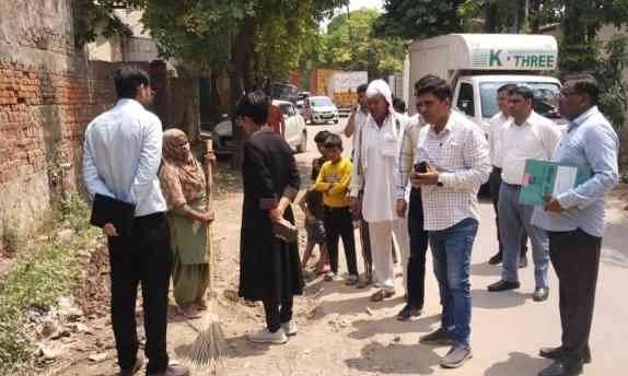 Greater Noida Authority News : ग्रेटर नोएडा में गंदगी फैलाने वालों पर टूटा प्रशासनिक कहर!, ट्वॉय सिटी में लापरवाही देख बिफरीं एसीईओ, ठेकेदार पर ₹2 लाख जुर्माना, एक हफ्ते में सफाई नहीं सुधरी तो होगी ब्लैकलिस्टिंग और बर्खास्तगी 2 JPEG 20250528 082058 2779777762531015268 converted