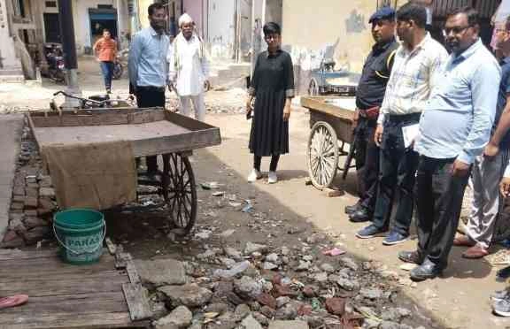 Greater Noida Authority News : ग्रेटर नोएडा में गंदगी फैलाने वालों पर टूटा प्रशासनिक कहर!, ट्वॉय सिटी में लापरवाही देख बिफरीं एसीईओ, ठेकेदार पर ₹2 लाख जुर्माना, एक हफ्ते में सफाई नहीं सुधरी तो होगी ब्लैकलिस्टिंग और बर्खास्तगी 1 JPEG 20250528 082058 9107812420201146528 converted