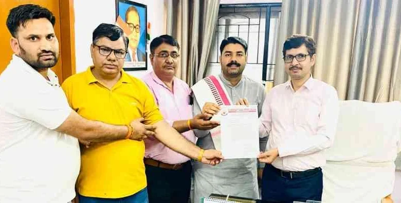 Corruption Free India News : "किसानों से मारपीट करने वाले तहसीलकर्मियों को बर्खास्त कर जेल भेजो, नहीं तो होगा उग्र आंदोलन!", करप्शन फ्री इंडिया संगठन ने एसडीएम को सौंपा ज्ञापन, वीडियो के आधार पर FIR और गिरफ्तारी की मांग 1 JPEG 20250528 162840 1928091619639410244 converted
