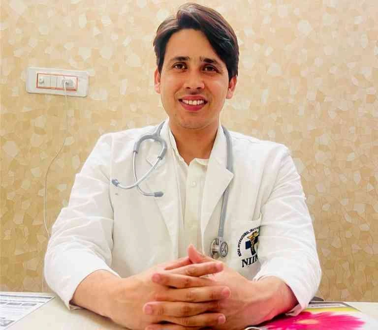 NIIMS Hospital News : “पेट दर्द निकला 3.8 किलो की ओवरी सिस्ट, NIIMS हॉस्पिटल के डॉक्टरों ने रचा नया मेडिकल चमत्कार, 19 वर्षीय युवती की जान बचाकर दिखाया कमाल”, सर्जरी का नेतृत्व कर रहे थे डॉ. हर्ष भाटी, बचाई जान 2 JPEG 20250529 223050 3814757513426242930 converted
