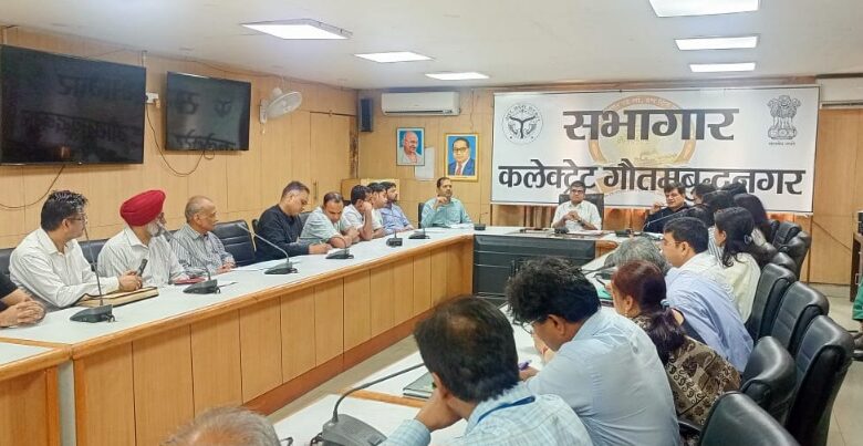 DM On Buyer News : "बायर्स की सुनवाई शुरू, डीएम की सख्ती के बाद बिल्डरों को मिली 31 मई तक की डेडलाइन, नहीं मानी बात तो होगी कड़ी कार्रवाई!", अनुपस्थित बिल्डरों पर होगी बड़ी कार्रवाई 1 WhatsApp Image 2025 05 15 at 7.48.13 PM