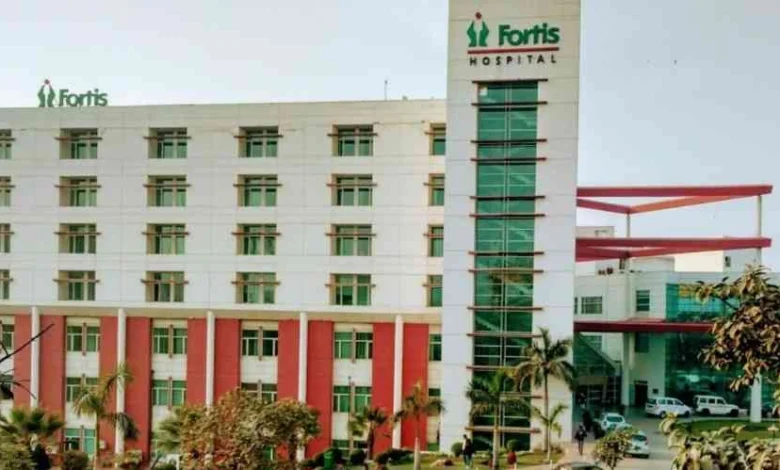 Fortis Hospital News : "अस्पताल की थाली में मिला ज़हर?", फोर्टिस नोएडा की खिचड़ी में मिला कॉकरोच, मरीजों की सुरक्षा पर उठा बड़ा सवाल, परिजन बोले - लापरवाही का घिनौना चेहरा! 1 JPEG 20250610 095431 6064523156562444295 converted