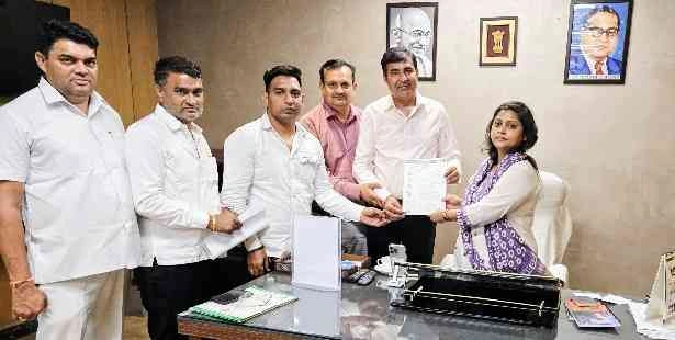 Greater Noida Authority News : ग्रेटर नोएडा में बढ़ेगी हड़ताल!, आर डब्ल्यू ऐज ने कूड़ा कलेक्शन चार्ज के खिलाफ किया जोरदार विरोध, फेडरेशन की ओर से ज्ञापन सौंपा गया 1 JPEG 20250610 184130 4083323440355589292 converted