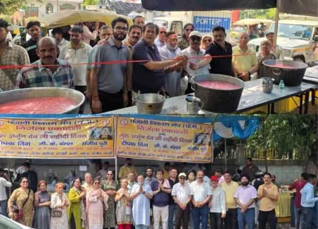 Noida Punjabi News : 'एकता, शक्ति और सेवा' का संदेश लेकर पंजाबी विकास मंच ने मनाई निर्जला एकादशी, गुरु अर्जुन देव जी का शहीदी दिवस, नोएडा की सड़कों पर छबीलों से छलकी सेवा की भावना, जरूरतमंदों को बांटे तौलिए, पर्यावरण का भी रखा गया ध्यान 1 JPEG 20250612 185350 1619148580257048930 converted