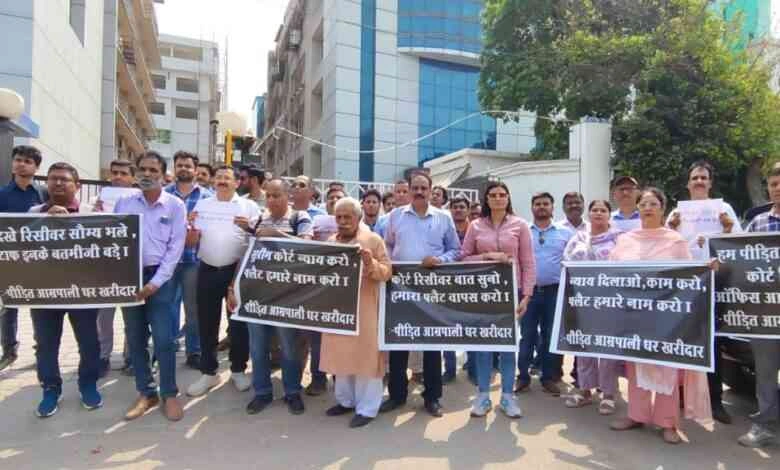 Amarpali News : "धूप में जली उम्मीदें, सिस्टम की बेरुखी पर भड़के घर खरीदार!", आम्रपाली प्रोजेक्ट्स के पीड़ितों का ग्रेटर नोएडा वेस्ट में जलते सूरज के नीचे न्याय के लिए सड़कों पर शांतिपूर्ण प्रदर्शन, रिसीवर ऑफिस की मनमानी पर फूटा गुस्सा 1 JPEG 20250614 121226 4334980678283825107 converted