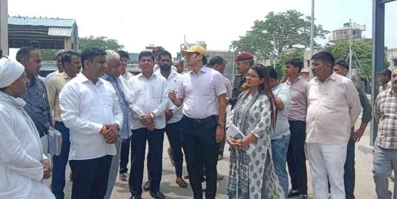 Dadri News : "दादरी की मंडी में मचा प्रशासनिक हड़कंप!, किसानों की शिकायत ने जगाई व्यवस्था की नींद, मंडी परिषद का सख्त निरीक्षण", राकेश नगर की पहल पर मंडी में चली जांच की हवा, सामने आईं सड़ती व्यवस्थाएं और अधिकारियों की लापरवाहियां 1 JPEG 20250616 192811 5597959584885830727 converted