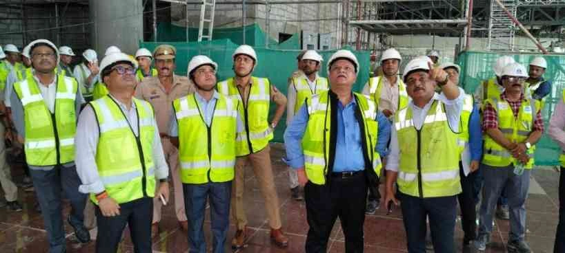 Noida International Airport News : नोएडा इंटरनेशनल एयरपोर्ट का रियलिटी चेक!, जेवर पहुंचे यूपी के मुख्य सचिव मनोज सिंह, निर्माण एजेंसियों को चेतावनी – "देरी बर्दाश्त नहीं होगी!", यमुना प्राधिकरण के सीईओ भी रहे मौजूद, 15 जून की डेडलाइन पर टिकी नजरें 2 JPEG 20250617 222659 8194858141114429329 converted