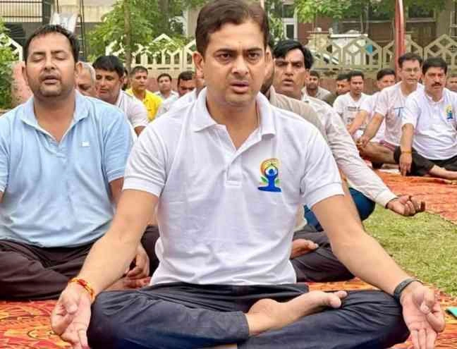 Yoga Day : 🧘♀️ “योग से ही होगा निरोग भारत!”, सूरजपुर मंडल के जू 3 ब्लॉक में मनाया गया अंतर्राष्ट्रीय योग दिवस, भाजपा जिला अध्यक्ष अभिषेक शर्मा और जिला पंचायत सदस्य देवा भाटी हुए शामिल 2 JPEG 20250621 103312 8897334669616718891 converted