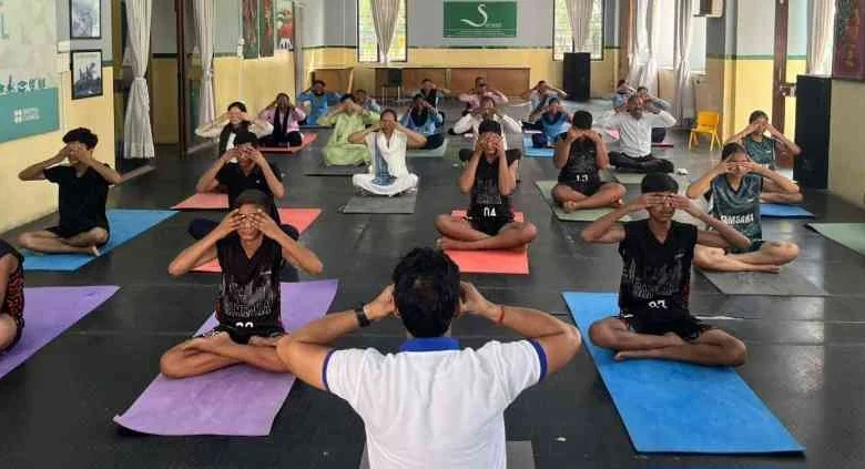 Samsara World School News : जब आसनों में सजी चेतना, और विद्यालय बना साधना का केंद्र, समसारा विद्यालय में अंतरराष्ट्रीय योग दिवस पर विद्यार्थियों और शिक्षकों ने योग से जोड़ी नई ऊर्जा! 1 JPEG 20250621 112935 2221496270499751280 converted