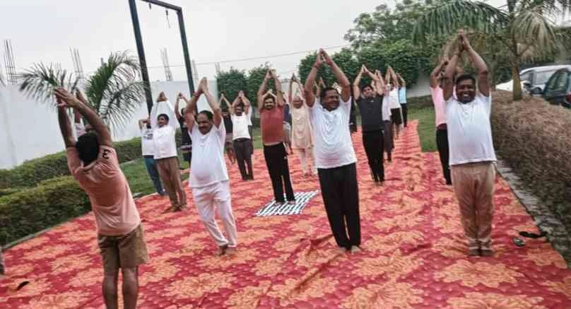 BJP Yoga Day News : योग से जीवन में आएगी ऊर्जा, संतुलन और स्वास्थ्य!, बोडाकी में भाजपा मंडल द्वारा आयोजित भव्य योग शिविर में उमड़ा जनसैलाब, प्रणीत भाटी बोले “योग ही एकमात्र जीवन की संजीवनी है” 2 JPEG 20250622 101143 9090123592470121344 converted