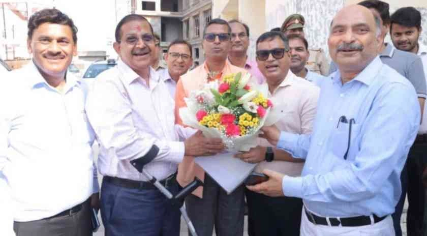 Yamuna Authority News : मथुरा-वृंदावन में यमुना प्राधिकरण का पहला क्षेत्रीय कार्यालय खुला, हेरिटेज सिटी और अर्बन नॉस्टल प्रोजेक्ट को मिलेगी रफ्तार, उद्घाटन समारोह में गूंजे वेद मंत्र और कृष्ण नाट्य की गूंज, सीईओ डॉ. अरुणवीर सिंह ने किया उद्घाटन, गीता शोध संस्थान को ₹5 लाख अनुदान की घोषणा 2 JPEG 20250624 195109 1385066195255594924 converted