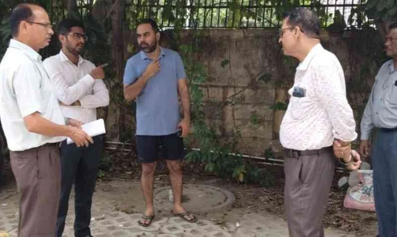 Greater Noida Authority News : "अजनारा होम्स पर 5 लाख की करारी मार!, ग्रेटर नोएडा प्राधिकरण ने पानी की बर्बादी और नियम उल्लंघन पर कसा शिकंजा", सोसाइटी में जल संकट, लेकिन इस्तेमाल बेपरवाह 1 JPEG 20250625 091459 752400456919908566 converted